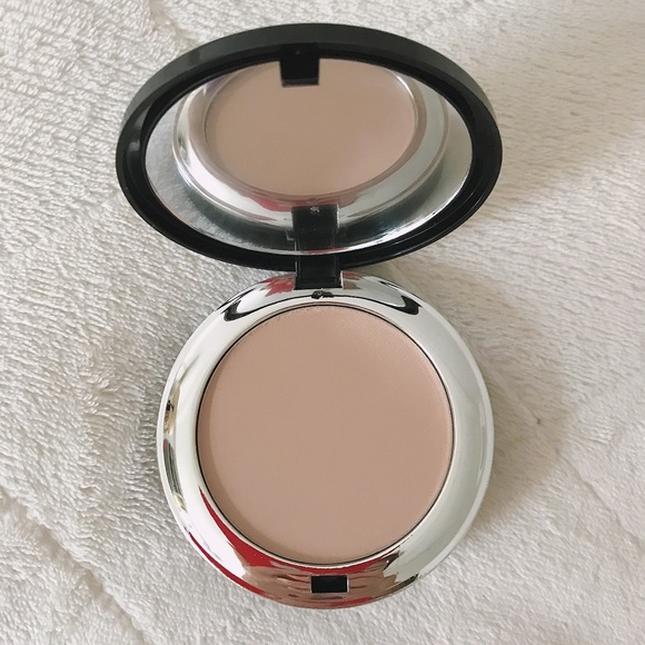 Bellapierre Compact Mineral Foundation in Nutmeg - Picture 2 of 5